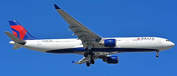 Delta Airbus A330-323 N807NW, Phoenix Sky Harbor, November 7, 2016